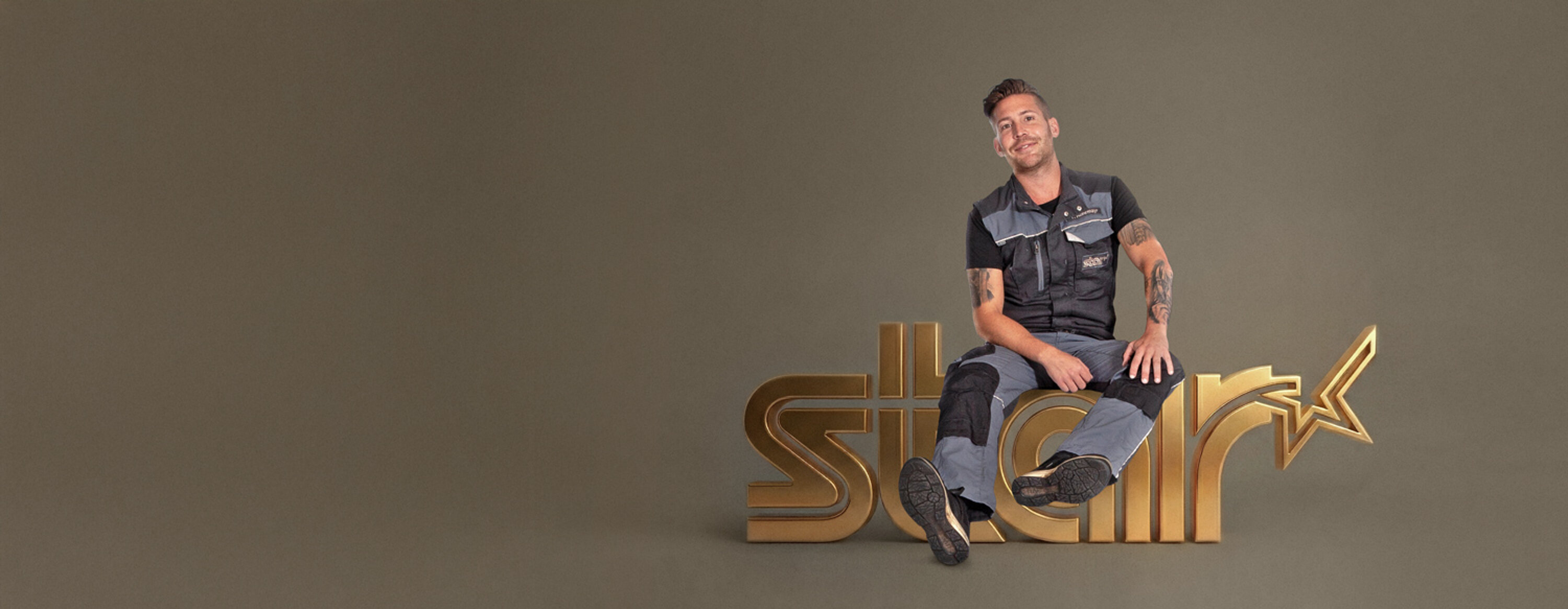 Service-Arbeiter sitzt auf dem star-Logo und lächelt freundlich in die Kamera